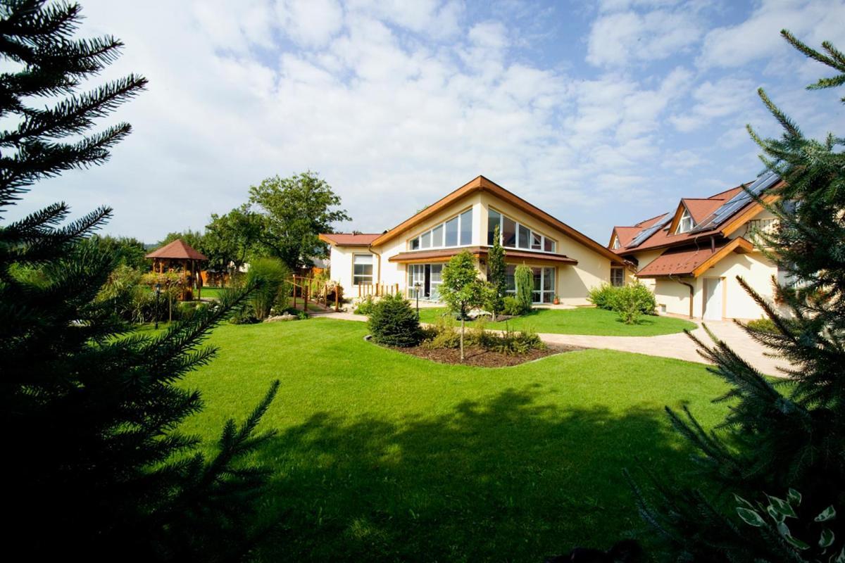 Vila Valča Exteriör bild